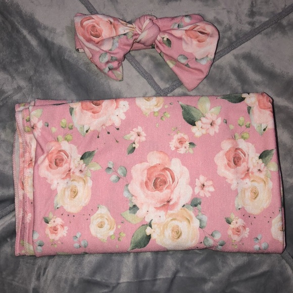 Swaddle blanket with matching bows. - Picture 2 of 3